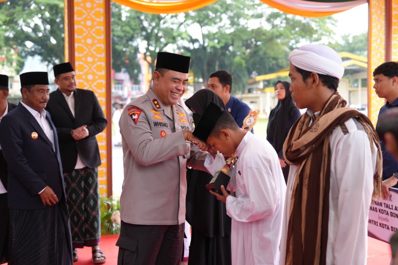 Kapolda Sumut, Irjen Pol Whisnu Hermawan Februanto, menghadiri Hari Santri Nasional (HSN) Tingkat Provinsi di Binjai.