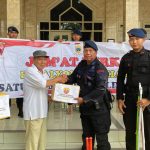 Para personel Brimob dengan penuh semangat dan keikhlasan membagikan paket sembako kepada masyarakat yang membutuhkan.