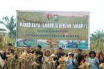Komandan Satuan Brimob Polda Sumut, Kombes Pol. Rantau Isnur Eka, S.I.K., M.M., M.H., M.Han., bersama para personel Brimob membantu petani memanen hasil bumi.