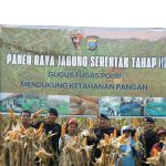 Komandan Satuan Brimob Polda Sumut, Kombes Pol. Rantau Isnur Eka, S.I.K., M.M., M.H., M.Han., bersama para personel Brimob membantu petani memanen hasil bumi.