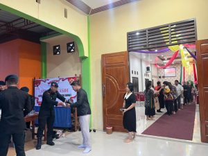 Personel Batalyon C Pelopor Satuan Brimob Polda Sumut, membagikan makanan gratis kepada jemaat Gereja Oikumene.