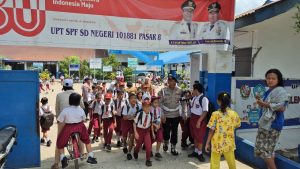 Personel Satuan Brimob Polda Sumut mengantar anak-anak Sekolah Dasar Negeri 101882 Pasar VIII, Tanjung Morawa, pulang ke rumah masing-masing usai sekolah.