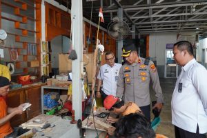Kapolsek Medan Helvetia meninjau langsung unit kerja warga binaan.