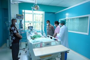 Kepala Kepolisian Daerah Sumatera Utara (Kapolda Sumut) Irjen Pol. Whisnu Hermawan Februanto, S.I.K., M.H., bersama Ketua Bhayangkari Daerah Sumut Nyonya Mona Whisnu, menjenguk Elida Delviana Tamin, korban kecelakaan lalu lintas.