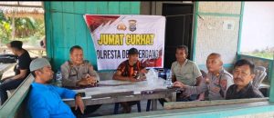 Polresta Deli Serdang dan jajarannya melaksanakan Jumat curhat bersama masyarakat di warung Dusun I Desa Durian Kecamatan Pantai Labu.