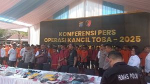 Dua orang tersangka pelaku aksi begal pegawai Kementerian Imigrasi Bandara Kualanamu, Deli Serdang saat diwawancarai awak media pada konferensi pers Operasi Kancil Toba.