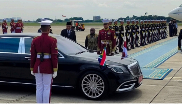 Menteri Hak Asasi Manusia Republik Indonesia (MenHAM RI) Natalius Pigai mendapat kehormatan mewakili Presiden Republik Indonesia Prabowo Subianto mengantarkan Presiden Republik Afrika Selatan, Matamela Cyril Ramaphosa, ke Pesawat Kepresidenan South African Air Force usai rangkaian kunjungan kenegaraan di Indonesia.