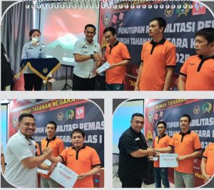 Karutan Kelas I Labuhan Deli, Eddy Junaedi, memberikan sertifikat Program Rehabilitasi Pemasyarakatan bagi warga binaan.