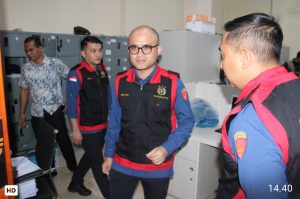 Foto : Kasi Penyidikan Pidana Khusus Kejatisu Arif Kadarman, SH, MH Melakukan Penggrebekan di Kantor Dinas Pendidikan dan kebudayaan serta Kantor Badan Pengelolaan Keuangan Dan Pendapatan Daerah (BPKPD) yang berlokasi di kompleks kantor Walikota Tebing Tinggi, Kamis (30/10).