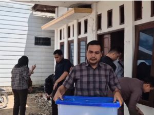 Foto : Tim gabungan dari Seksi Pidana Khusus (Pidsus) dan Seksi Intelijen Kejari Madina segera melakukan tindakan penggeledahan di tiga lokasi berbeda, Kamis (30/10).