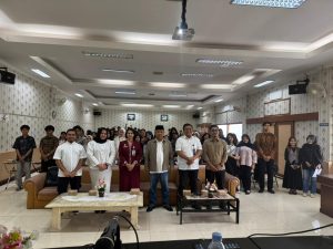 Kepala Kanwil KemenHAM Sumut, Dr. Flora Nainggolan foto bersama dengan Wakil Ketua Komisi XIII DPR RI H. Sugiat Santoso, S.E., M.S.P. dan peserta dari civitas akademika Universitas Medan Area pada kegiatan Pendidikan dan Penyuluhan Peningkatan Penghayatan Pancasila dan HAM (P5HAM).