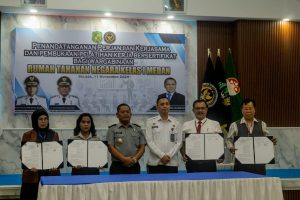 Kepala Divisi Pelayanan Hukum Kantor Wilayah Kementerian Hukum (Kadiv Yankum) Sumatera Utara, Sahata Marlen Situngkir, S.H., M.Si., menghadiri Penandatanganan Perjanjian Kerja Sama dan Pembukaan Pelatihan Kerja Bersertifikat bagi Warga Binaan di Rutan Kelas I Medan, Selasa (11/11).