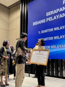 Kepala Kanwil HAM Sumut Dr. Flora Nainggolan, menerima penghargaan sebagai Kanwil dengan Serapan Anggaran Tercepat Bidang Pelayanan dan Kepatuhan HAM Terbaik Ketiga Tingkat Nasional Tahun 2025 dari Direktur Jenderal Pelayanan dan Kepatuhan HAM, Munafrizal Manan.