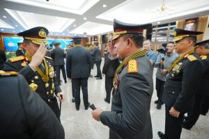 Kepala Kepolisian Daerah Sumatera Utara, Irjen Pol Whisnu Hermawan Februanto, S.I.K., M.H., menerima Tanda Kehormatan Bintang Bhayangkara Pratama dari Kapolri Jenderal Polisi Drs. Listyo Sigit Prabowo, M.Si.