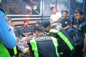 Direktorat Reserse Narkoba Polda Sumatera Utara bersama personel Direktorat Intelkam melakukan pemeriksaan terhadap pengunjung, tes urin mendeteksi penyalahgunaan narkotika.