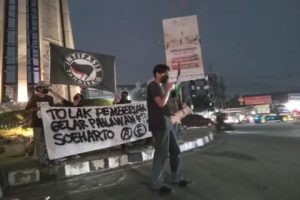 Aksi unjuk rasa dalam memperingati Hari Pahlawan.