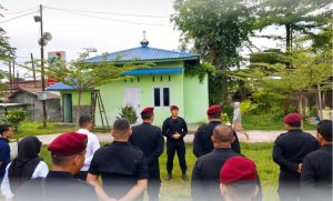 Kepala Rutan Kelas I Labuhan Deli, Eddy Junaedi, saat memberikan arahan kepada petugas Rutan dan pihak Kelurahan Martubung serta Karang Taruna Martubung, pada pelaksanaan renovasi Musholla di kawasan Taman Maharani, Kelurahan Martubung, Kecamatan Medan Labuhan.