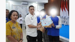 Karutan Kelas I Medan menyerahkan sertifikat pelatihan kerja bagi warga binaan yang telah berhasil menyelesaikan program pelatihan kemandirian di bidang montir sepeda motor.