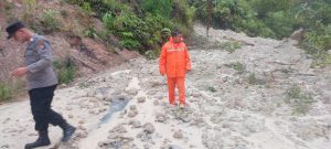 Jalinsum yang menghubungkan Sipirok–Tapanuli Utara lumpuh total setelah longsor menutup badan jalan di Desa Marsada, Kecamatan Sipirok, Kabupaten Tapanuli Selatan.