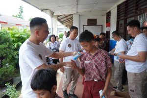 Kepala Rutan Kelas I Medan, Andi Surya beserta jajaran membagikan susu kepada siswa SD.