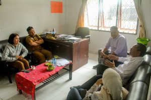 Kepala Divisi Pelayanan Hukum, Sahata Marlen Situngkir beserta tim Kekayaan Intelektual Kanwil saat berbincang dengan Sekretaris Dinas, Jonner Manurung.