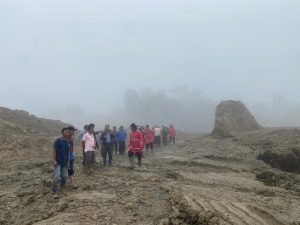 Personel gabungan melakukan pencarian korban tanah longsor yang terjadi di Desa Panggugunan, Kecamatan Pakkat, Kabupaten Humbang Hasundutan.