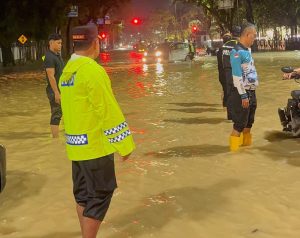 Kapolda Sumut, Irjen Pol Whisnu Hermawan Februanto, S.I.K., M.H., turun langsung meninjau ke lokasi banjir di kawasan Jalan Jenderal Sudirman, Medan.