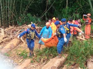 Personel Polairud bersama unsur gabungan melaksanakan operasi Search and Rescue (SAR) mengevakuasi korban bencana banjir.