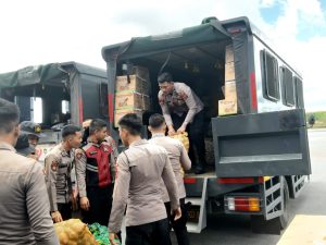 Bantuan bahan makanan untuk korban bencana banjir tiba di Bandara Pinangsori, Kabupaten Tapanuli Tengah.