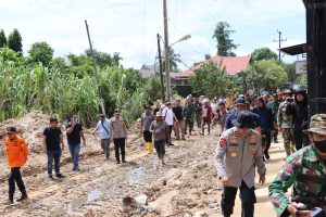 Kapolda Sumut, Irjen Pol Whisnu Hermawan, meninjau kondisi lapangan pascabencana banjir di Tapteng.