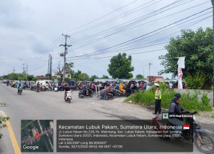 Petugas Satuan Lalu Lintas (Satlantas) Polresta Deli Serdang memantau dan mengatur kelancaran arus lalu lintas yang ditimbulkan akibat penumpukan kendaraan pengisi BBM di SPBU.