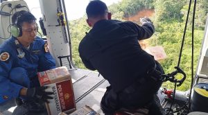 Helikopter Polri melakukan air drop bantuan logistik ke sejumlah titik yang masih terisolasi akibat akses darat yang terputus total.