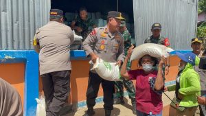 Kapolda Sumatera Utara Irjen Pol Whisnu Hermawan Februanto, S.I.K., M.H., bersama Pangdam I/BB menyalurkan bantuan beras kepada masyarakat yang terdampak banjir dan longsor.