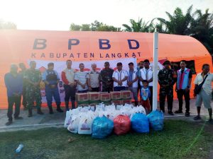 Partai Gerindra Sumut membagikan seribu paket sembako di Langkat bagi warga yang menjadi korban bencana banjir.