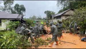 Personel Ditsamapta dan Brimob melakukan pembersihan badan jalan serta operasi pencarian dan pertolongan (SAR).