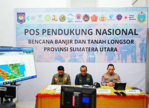 Kapolri Jenderal Listyo Sigit Prabowo saat memberikan keterangan pers penanganan bencana alam di Aceh, Sumatera Utara (Sumut) dan Sumatera Barat (Sumbar).