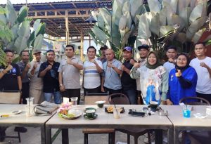 Foto : Yos Arnold Tarigan, S.H., M.H., M.I.Kom., menggelar silaturahmi santai dengan Forum Wartawan Kejaksaan Mandailing Natal (FORWAKA Madina), Bertempat di Cafe Genta, Senin (3/11/2025)