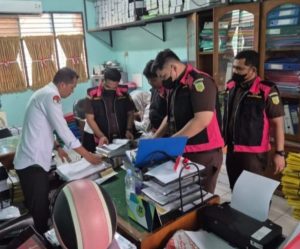 Foto : Cabang Kejaksaan Negeri di Labuhan Deli Geledah Kantor Kemenag Deli Serdang Terkait Dugaan Korupsi Pengelolaan Dana Bos, Senin (03/11/2025).