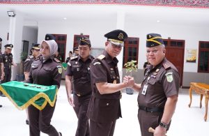 Foto : Kajatisu DR Harli Siregar, SH,MH melantik Wakajatisu yang baru Abdullah Noer Deny, SH,MH yang sebelumnya menjabat Wakajati Maluku, Rabu(5/11/2025).