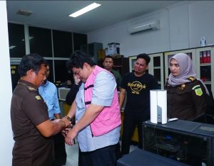 Foto : LPL Terbukti terlibat dalam proses pencairan kredit modal usaha atas nama debitur CV. HA Group pada PT. Bank Sumut yang terjadi pada tahun 2012 dijebloskan Penyidik Kejatisu ke Rutan Kelas IA Tanjung Gusta Medan, Senin (10/11).