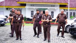 Kajatisu Harli Siregar didampingi oleh Ketua IAD Wilayah Sumut, Ny. Tiurmaida Harli Siregar, serta sejumlah pejabat utama Kejatisu, termasuk Asisten Intelijen, Asisten Pidana Khusus, dan Asisten Pengawasan. Kedatangan rombongan disambut langsung oleh Kepala Kejari Deli Serdang, Revanda Sitepu, SH, beserta staf.Rabu(12/11).