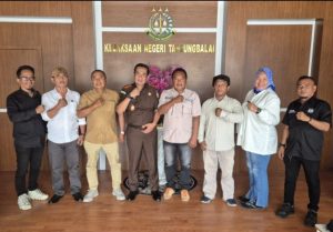 Foto : Kepala Kejaksaan Negeri Kota Tanjungbalai, Bobon Robiana SH MH, menerima Audiensi (Forwaka) Forum Wartawan Kejaksaan Tanjung Balai di ruangan kerja Kajari, Rabu (19/11/2025).