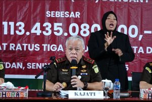 Foto : Kajatisu Dr Harli Siregar, SH,Mhum, Memberikan keterangan Pers atas diterimanya kembali dana kewajiban 20% bidang lahan HGU yang berubah menjadi HGB oleh PT. NDP, Senin (24/11).