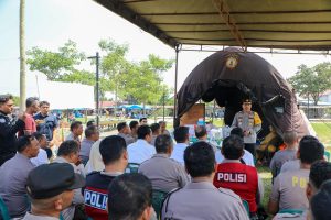 Wakapolda Sumatera Utara, Brigjen Pol Rony Samtana, S.I.K., M.T.C.P., memberikan pengarahan kepada personel saat melakukan peninjauan Posko Pengungsian Korban Bencana Banjir di Taman Warna-Warna, Komplek Martubung, Kecamatan Medan Labuhan.