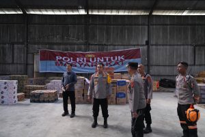 Kapolda Sumatera Utara Irjen. Pol. Whisnu Hermawan Februanto, S.I.K., M.H. bersama Pejabat Utama Polda Sumut meninjau gudang logistik bantuan sosial di kawasan Bandara Silangit, Taput.