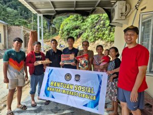 Kepala Kantor Wilayah Ditjen Imigrasi Sumatera Utara, Teodorus Simarmata, menyalurkan pengiriman logistik kebutuhan harian, berupa bahan pokok dan sembako bagi ASN Imigrasi Sibolga yang mengungsi di Kantor Imigrasi Sibolga maupun yang tetap berada di rumah masing-masing.