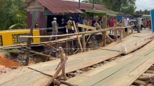Sejumlah satuan dari Polda Sumut yakni Karo Log, Direktorat Polairud, Direktorat Siber, serta personel Brimob dan Polairud bersama jajaran Polres Tapteng bergotong royong membangun jembatan darurat penyambung dengan peralatan seadanya.
