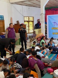 Konselor Psikologi SDM Mabes Polri dan Polda Sumut menggelar Psikososial Trauma Healing bagi masyarakat, khususnya anak-anak korban bencana longsor, di Posko Pengungsian Banjir dan Longsor.