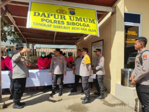 Kapolda Sumatera Utara, Irjen Pol Whisnu Hermawan Februanto, S.I.K., M.H., meninjau kesiapan dapur umum serta mengecek sejumlah personel yang terdampak langsung akibat bencana.