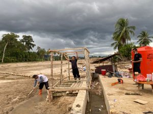 Personel Batalyon C Satbrimob Polda Sumut yang berada di Posko Utama Desa Garoga, membangun fasilitas MCK dan tandon air bersih bagi warga terdampak banjir. 
